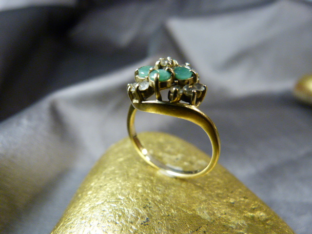 9ct Emerald and CZ cluster ring. Size UK - M and USA - 6. Weight approx 2.5g - Image 2 of 5