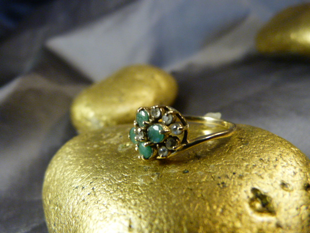 9ct Emerald and CZ cluster ring. Size UK - M and USA - 6. Weight approx 2.5g - Image 5 of 5