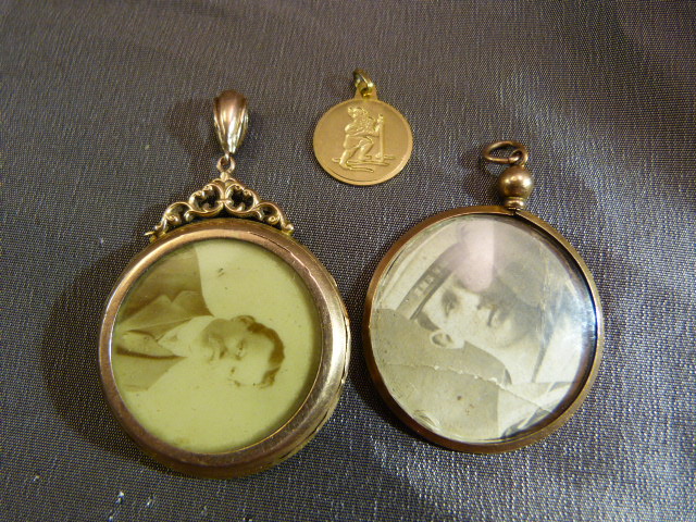 Two victorian 9ct Gold photo lockets approx 32mm in diameter. Modern 9ct Gold Cameo Brooch approx - Image 2 of 4