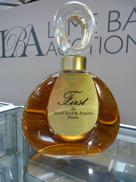 Display Bottle - Van Cleef and Arpels, Paris 'First' shop display bottle with coloured water. Approx - Image 3 of 3