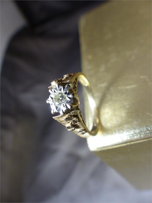 Vintage 9ct London 1969 Solitaire Diamond Ring, fancy Bark finish shoulders, with an illusion set . - Image 5 of 10