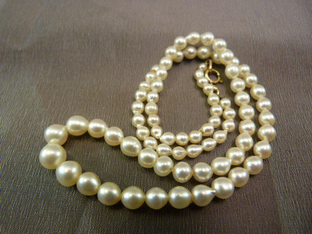 17" Graduated Cultured Pearl necklace, The Slightly baroque pearls range from 3mm to 7.25mm centre - Image 2 of 3