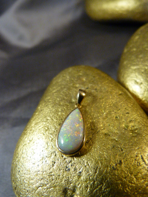 14K Gold approx 22.4mm (including Bale) x 8.5mm Tear Drop shape, Opal Pendant - Weight approx 1.1g - Image 4 of 4