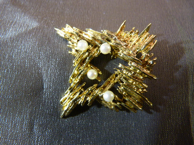 1950's 9ct Gold comtemporary brooch by Eld. Measuring approx 42.3mm x 42.3mm. The 'Bark' finish - Image 2 of 3