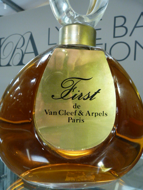 Display Bottle - Van Cleef and Arpels, Paris 'First' shop display bottle with coloured water. Approx - Image 2 of 3