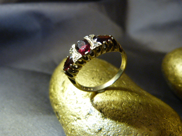 Victorian style 9ct Gold Garnet and Diamond ring, with 3 oval Garnets and four small diamonds. - Image 4 of 4