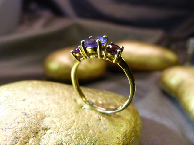 9ct Amethyst and Garnet Ring, central Amethyst approx 5.4mm diameter with an approx 3.9mm diameter - Image 3 of 5