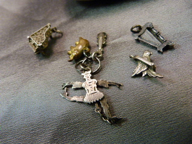 Collection of small charms - Piano with lift filigree top, Harp, bird on swing, others and an - Image 2 of 4