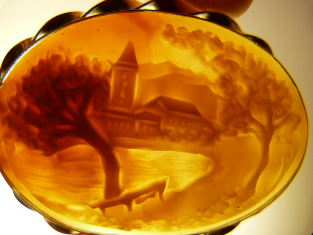 Vintage 9ct Gold Cameo brooch measuring approx: 35.24mm x 45mm across. The Pastoral scene is of a - Image 3 of 3