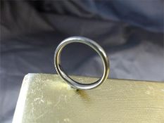 18ct White Gold 'D' Shaped Wedding band style ring, approx 3mm wide. Approx weight 4.3g