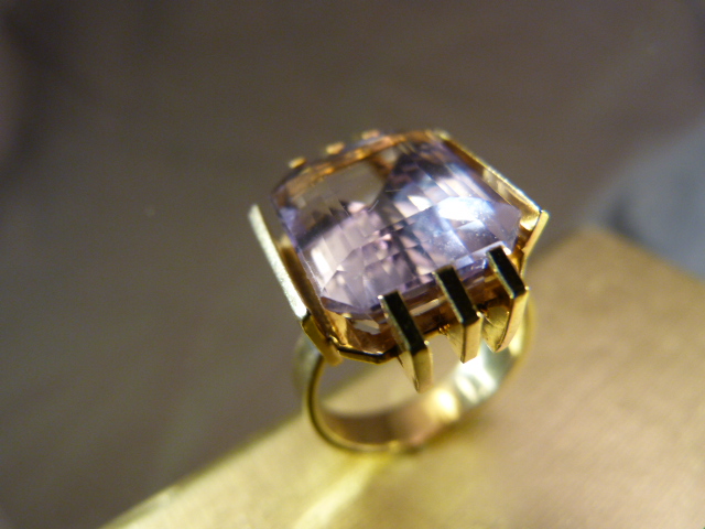 Contemporary 1970's design Foreign marked Gold (possibly 14K) set with a natural 9.75carat Brazilian - Image 4 of 6