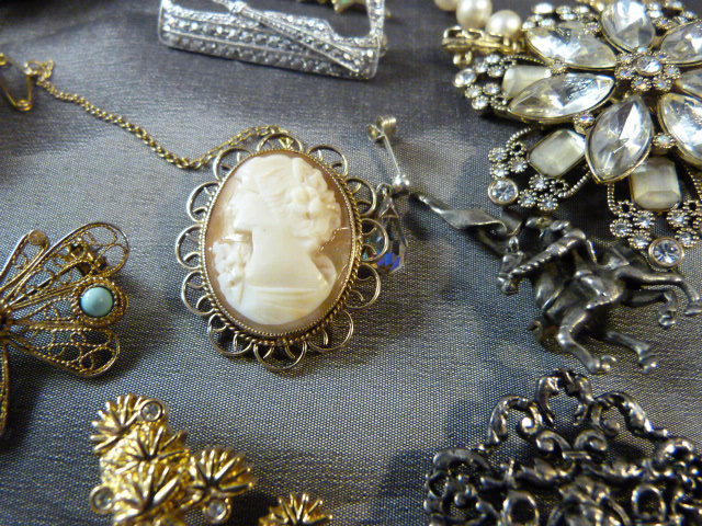 Collection of costume jewellery to include a 9ct Gold cameo brooch with safety chain - Image 2 of 3