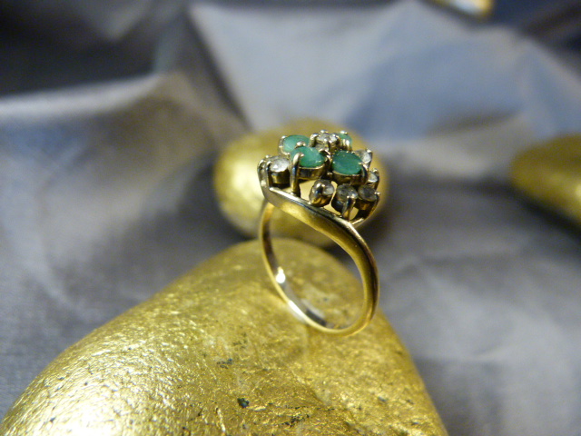 9ct Emerald and CZ cluster ring. Size UK - M and USA - 6. Weight approx 2.5g - Image 4 of 5