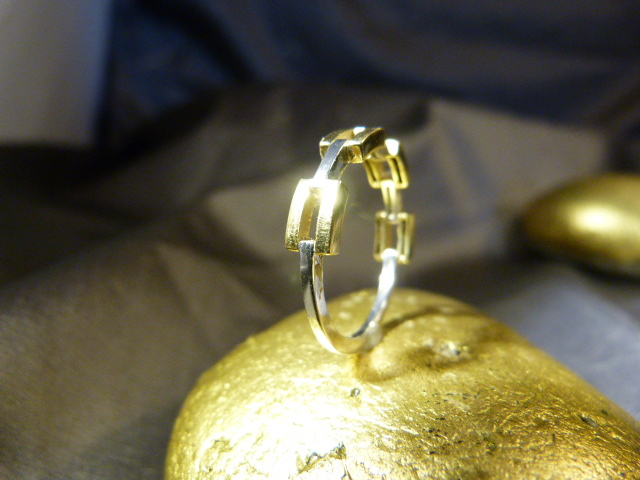 9ct White and Yellow Gold 'Chain Link' Designer Ring. Size UK - R 1/2 and USA - 9. Weight approx 2. - Image 4 of 4