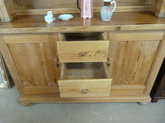 Large pine dresser with cupboards and drawers - Image 4 of 7