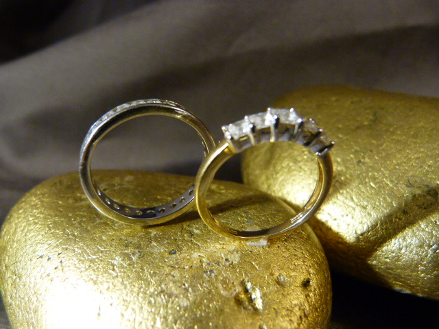 Two 18ct Gold CZ set rings. (1) White Gold full ET ring set with 29 brilliant cut CZ stones. (2) - Image 6 of 7