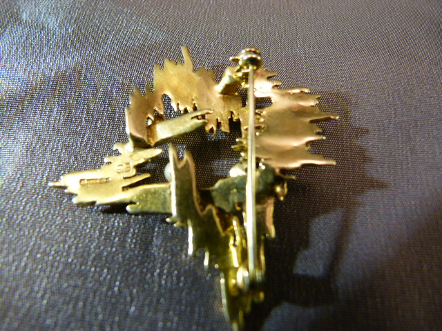 1950's 9ct Gold comtemporary brooch by Eld. Measuring approx 42.3mm x 42.3mm. The 'Bark' finish - Image 3 of 3