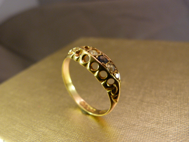 18ct Gold Antique boat ring set with three diamonds and 1 sapphire. One Diamond missing UK - P Total - Image 3 of 3