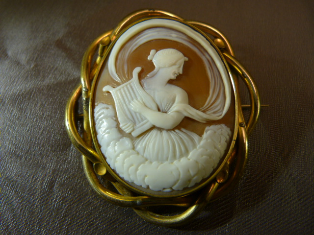 Large Victorian Pinchbeck, very fine brown Cameo Brooch depicting Erato playing her Lyre. Erato is - Image 2 of 3