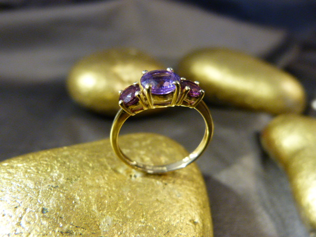 9ct Amethyst and Garnet Ring, central Amethyst approx 5.4mm diameter with an approx 3.9mm diameter - Image 2 of 5