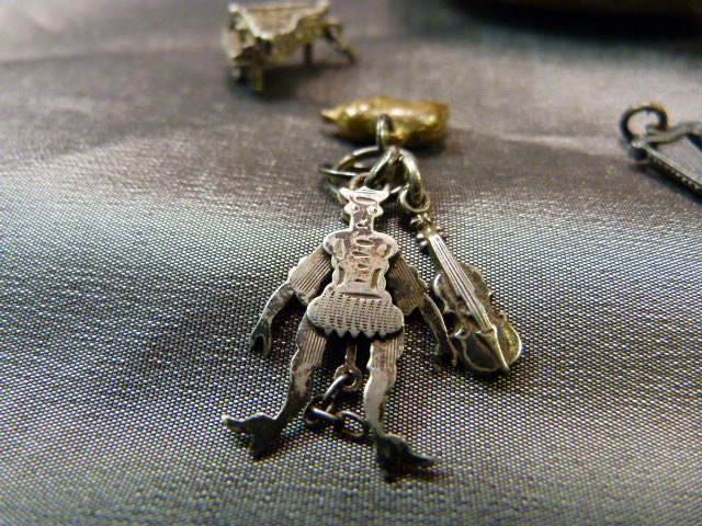 Collection of small charms - Piano with lift filigree top, Harp, bird on swing, others and an - Image 3 of 4