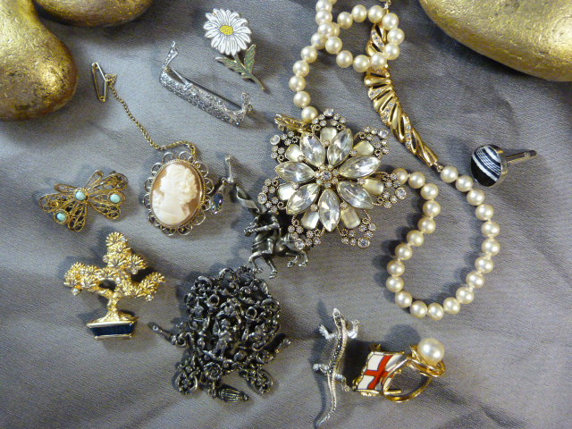Collection of costume jewellery to include a 9ct Gold cameo brooch with safety chain