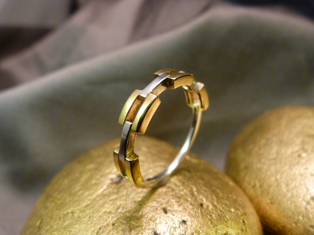 9ct White and Yellow Gold 'Chain Link' Designer Ring. Size UK - R 1/2 and USA - 9. Weight approx 2. - Image 2 of 4