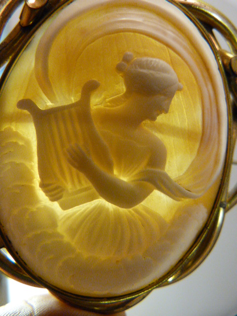 Large Victorian Pinchbeck, very fine brown Cameo Brooch depicting Erato playing her Lyre. Erato is - Image 3 of 3