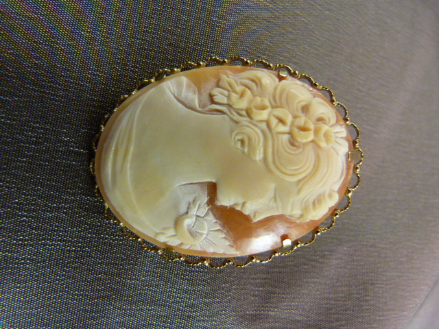 Two victorian 9ct Gold photo lockets approx 32mm in diameter. Modern 9ct Gold Cameo Brooch approx - Image 3 of 4