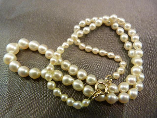 17" Graduated Cultured Pearl necklace, The Slightly baroque pearls range from 3mm to 7.25mm centre - Image 3 of 3