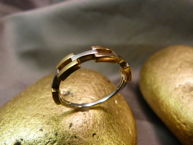 9ct White and Yellow Gold 'Chain Link' Designer Ring. Size UK - R 1/2 and USA - 9. Weight approx 2.