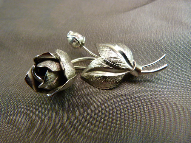 Five silver brooches and a silver chain weighting approx 37.2g - Image 4 of 5