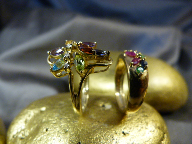 Two 9ct Gold multi gem stone rings by QVC. (1) 7 Marquis shaped stones set with 3 small accent - Image 3 of 8