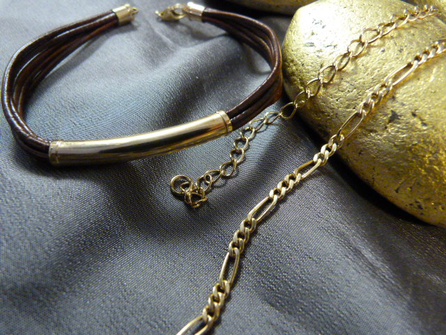 9ct Gold Hollow curb link bracelet approx 6.4mm wide and 8 1/2" long A/F. Weight approx 8.8g