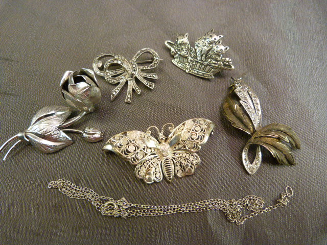 Five silver brooches and a silver chain weighting approx 37.2g