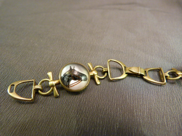 14ct Bracelet with 3 small (12.5mm Diameter) glass domes with Equestrian reverse painted scenes. ( - Image 4 of 5