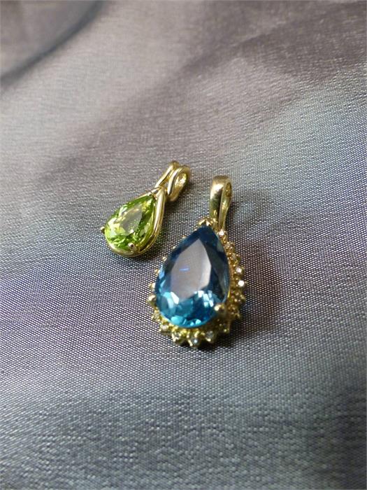 Two 9ct Tear Drop pendants - 1 set with an approx 10.25mm x 7.4mm wide Peridot. The other set with - Image 7 of 12
