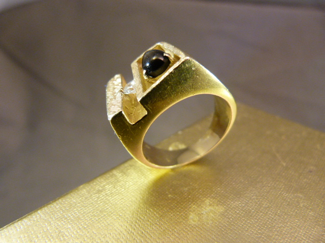 Gent's Contemporary 1970's design ring. Unmarked Gold (possibly 14K), set with an approx 10 point - Image 3 of 5
