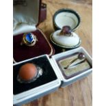 Four antique Rings - An 18K damaged ring set with rubbed and scratched Blue stone. A Hallmarked