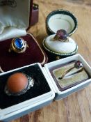 Four antique Rings - An 18K damaged ring set with rubbed and scratched Blue stone. A Hallmarked