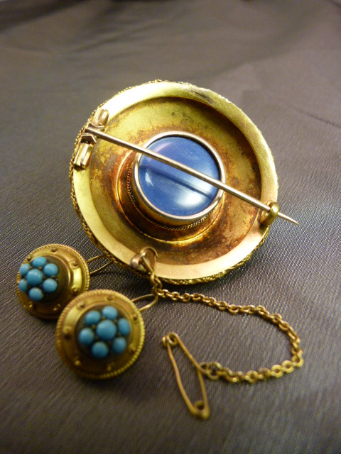 Mid Victorian Mourning Gold Target brooch approx 42mm in diameter set with an outer band of - Image 3 of 4