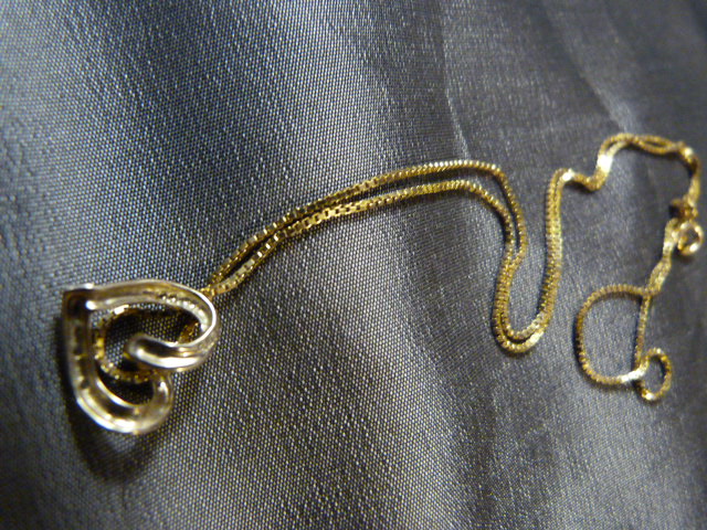 9ct Gold Diamond set heart pendant, hung on an approx 16" fine Box Link chain. the pendant - Image 4 of 4