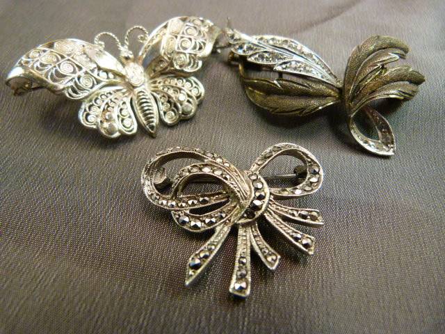 Five silver brooches and a silver chain weighting approx 37.2g - Image 3 of 5