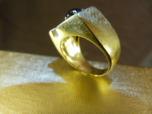 Gent's Contemporary 1970's design ring. Unmarked Gold (possibly 14K), set with an approx 10 point - Image 4 of 5