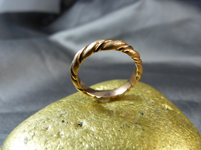 Three Gold on Silver dress rings. (1) Rose coloured Gold of textured and polished twist band - Image 5 of 9