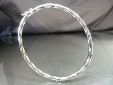 9ct White gold Twisted hollow tube Bangle. Approx 3.85mm wide. Weight approx 4.1g