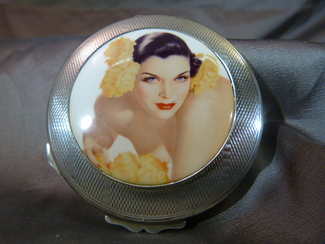 Hallmarked Silver compact with an image of a lady to front by Robert Pringle & Sons, Birmingham