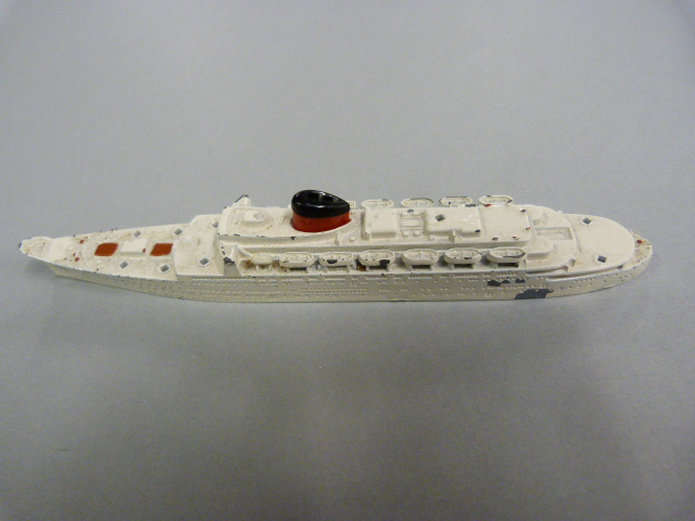 Collection of Die-Cast Metal Tri-Ang ships - Royal Yacht Britannia 1.721, Antilles M.713, HMS - Image 7 of 10