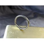18ct White Gold 'D' Shaped Wedding band style ring, approx 3mm wide. Approx weight 4.3g