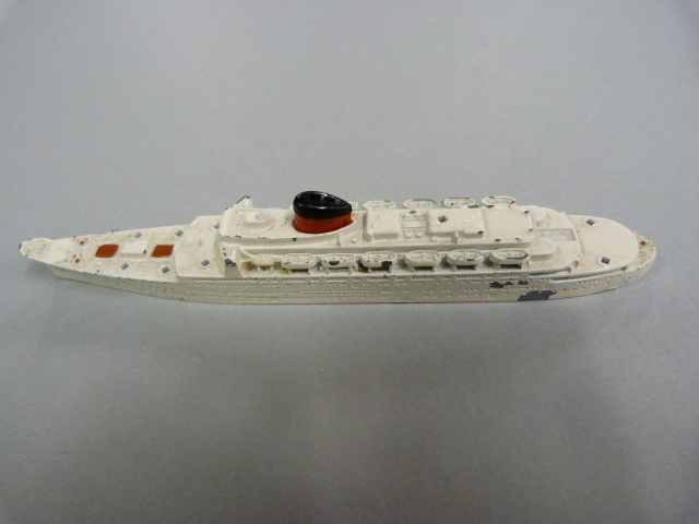 Collection of Die-Cast Metal Tri-Ang ships - Royal Yacht Britannia 1.721, Antilles M.713, HMS - Image 2 of 10